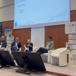 William Del Negro, CEO di Willeasy, interviene al talk “IT and Technologies” durante il World Summit on Accessible Tourism a Torino. Seduto al centro del panel insieme ad altri relatori, parla di open data e tecnologie digitali per l’accessibilità. Sullo sfondo è proiettata una slide con i case studies di Londra e Lisbona.