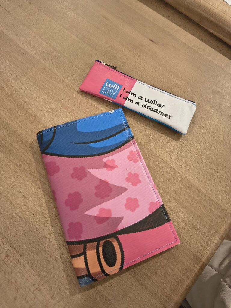 Agenda e astuccio con grafiche colorate, realizzati con materiali riciclati dagli striscioni dell&rsquo;evento Accessibility for Future.