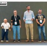 Fotografia scattata sul palco dell'evento "Accessibility For Future" presso la Fiera Udine Esposizioni. All'estrema sinistra c'è William Del Negro, CEO di Willeasy. Alla sua destra sono presenti tre membri del team di In&Valid.